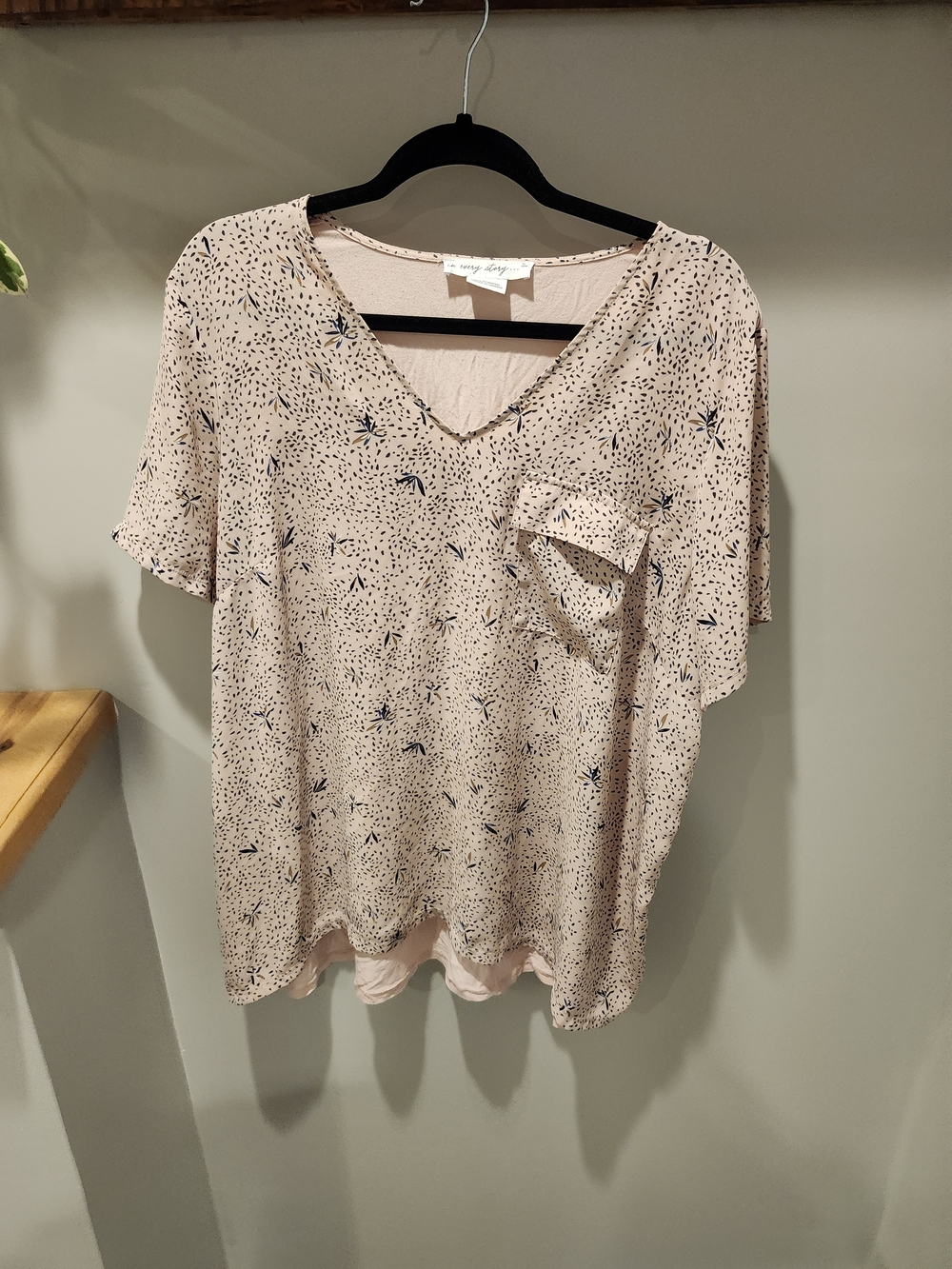 Light Pink 1x Printed V-Neck Women's Top